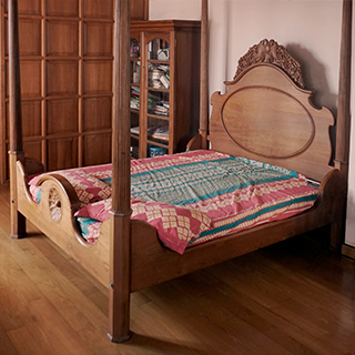 Four-Post-beds-with-Headboard